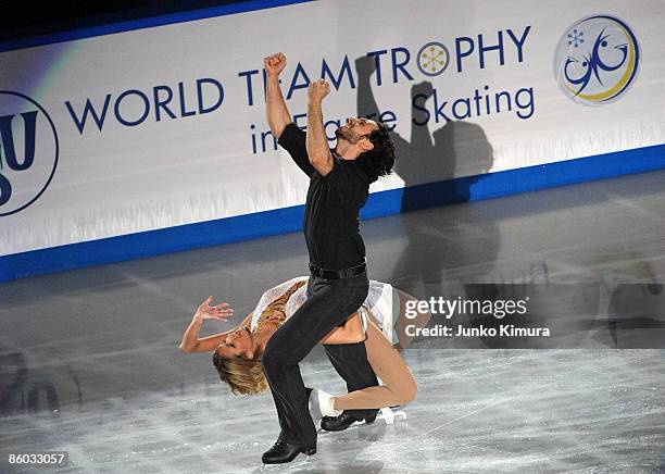 Tanith Belbin and Benjamin Agosto of the US perform during the ISU World Team Trophy 2009 Gala Exhibition at Yoyogi National Gymnasium on April 19,...