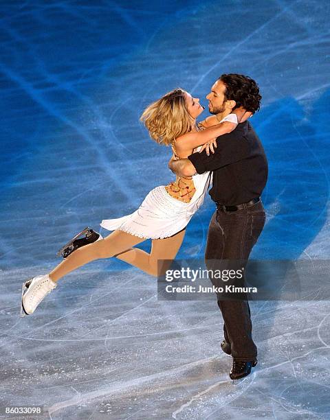 Tanith Belbin and Benjamin Agosto of the US perform during the ISU World Team Trophy 2009 Gala Exhibition at Yoyogi National Gymnasium on April 19,...