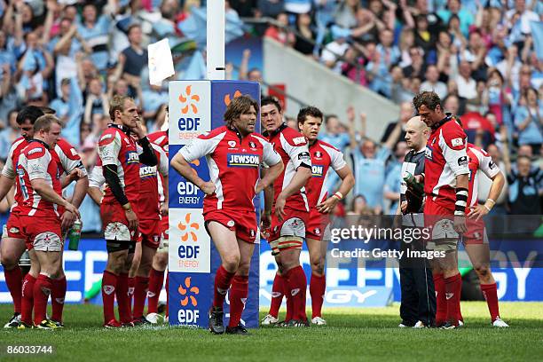 Dejected Gloucester players look on as they head towards defeat during the EDF Energy Cup Final between Gloucester and Cardiff Blues at Twickenham on...