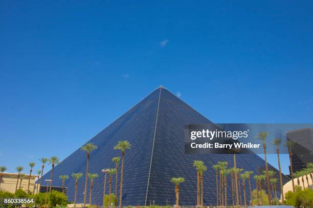 pyramid-shaped hotel and casino, the luxor las vegas - las vegas pyramid hotel stock pictures, royalty-free photos & images