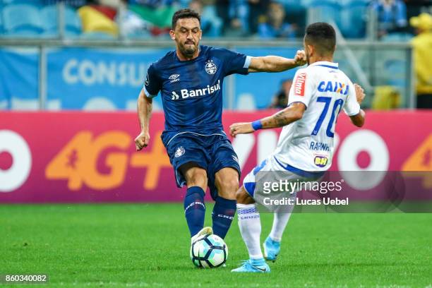 Edilson of Gremio battles for the ball against Rafinha of Cruzeiro during the match Gremio v Cruzeiro as part of Brasileirao Series A 2017, at Arena...
