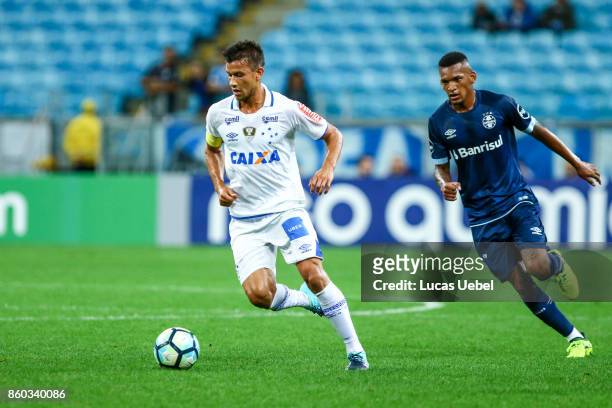 Jailson of Gremio battles for the ball against Henrique of Cruzeiro during the match Gremio v Cruzeiro as part of Brasileirao Series A 2017, at Arena...