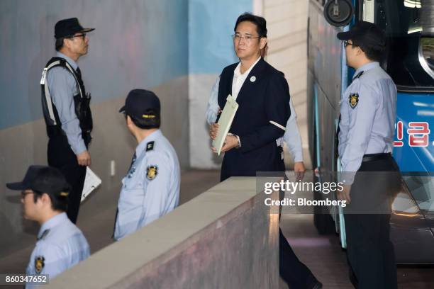 Jay Y. Lee, co-vice chairman of Samsung Electronics Co., center, arrives at the Seoul Central District Court in Seoul, South Korea, on Thursday, Oct....