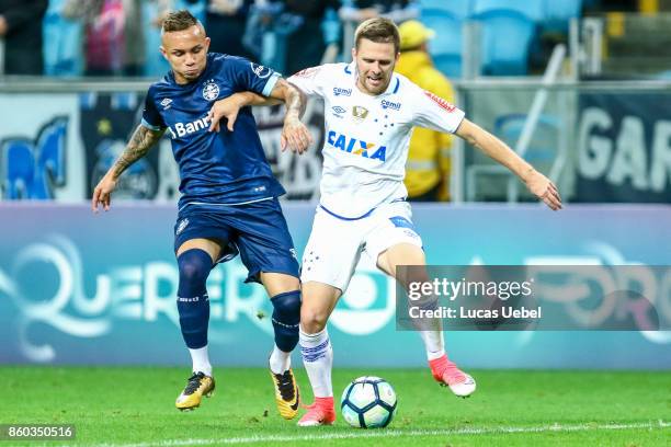 Everton of Gremio battles for the ball against Ezequiel of Cruzeiro during the match Gremio v Cruzeiro as part of Brasileirao Series A 2017, at Arena...