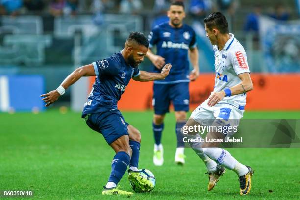 Fernandinho of Gremio battles for the ball against Diogo Barbosa of Cruzeiro during the match Gremio v Cruzeiro as part of Brasileirao Series A 2017,...