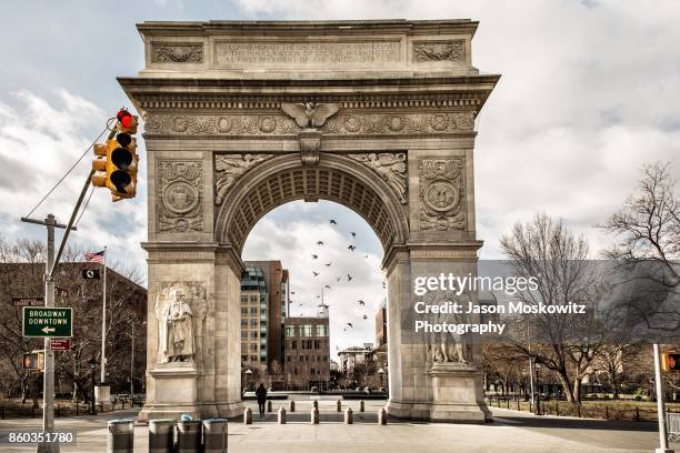 washington square park monument - greenwich village fotografías e imágenes de stock