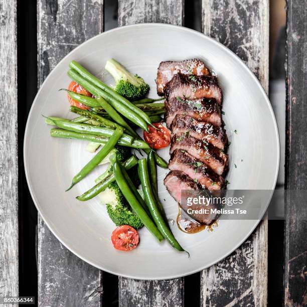 slow-cooked beef short ribs with vegetables - vleesgerecht stockfoto's en -beelden
