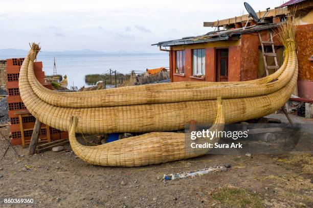balsas boat at lake titicaca, bolivia - lago titicaca fotografías e imágenes de stock
