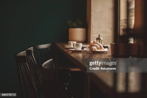 café y croissants para dos - café bar fotografías e imágenes de stock