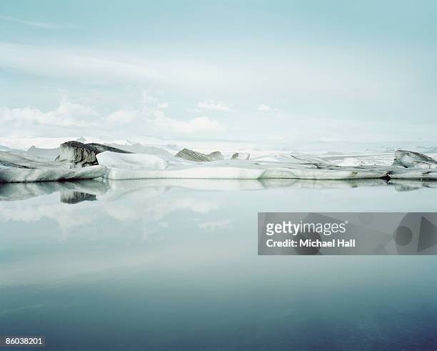 ice melt in jökulsárlón, iceland - frozen ground stock-fotos und bilder