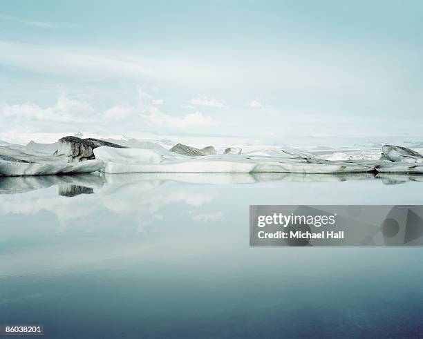 ice melt in jökulsárlón, iceland - view into land fotografías e imágenes de stock