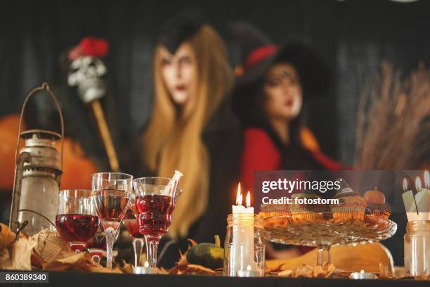 rijke buffet - adult halloween party stockfoto's en -beelden