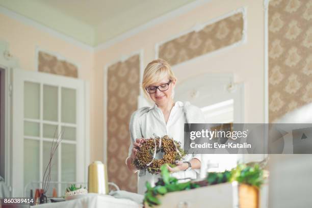 het maken van een kroon van kerstmis - table setting design scandinavian stockfoto's en -beelden