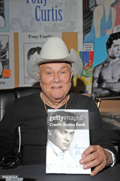 Actor Tony Curtis attends the 2009 Chiller Theatre Expo at the Hilton on April 19, 2009 in Parsippany, New Jersey.