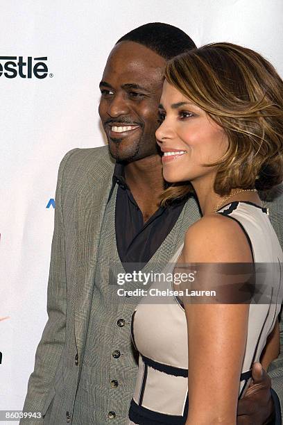 Performer Wayne Brady and actress Halle Berry arrive at the 2009 Jenesse Silver Rose Gala & Auction at the Beverly Hills Hotel April 19, 2009 in...