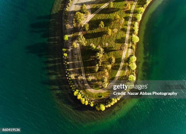 looking down at lake dunstan, new zealand. - lake dunstan stock-fotos und bilder