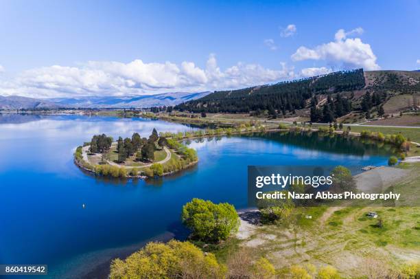 aeria panoramic view of lake dunstan, new zealand. - lake dunstan stock-fotos und bilder