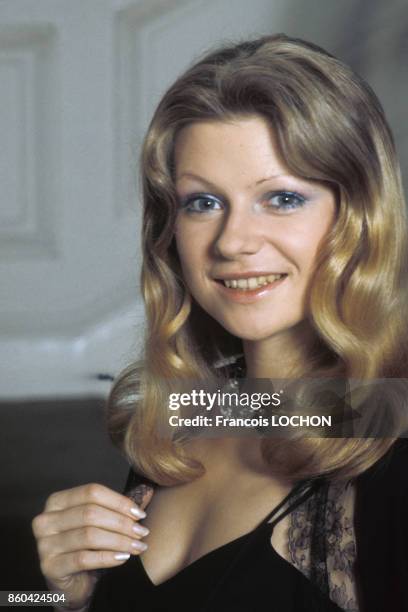 La chanteuse Karen Cheryl en décembre 1975 à Paris, France.