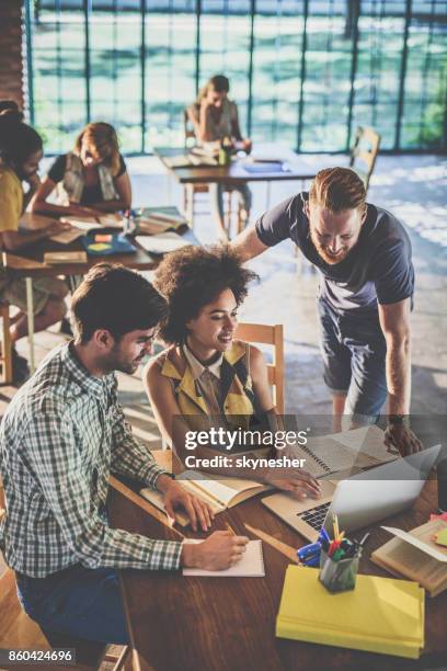 boven weergave van freelance werknemers die gebruikmaken van de laptop terwijl het werken bij casual office. - business studies stockfoto's en -beelden
