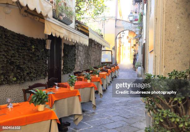 street restaurant - sorrento italy stockfoto's en -beelden