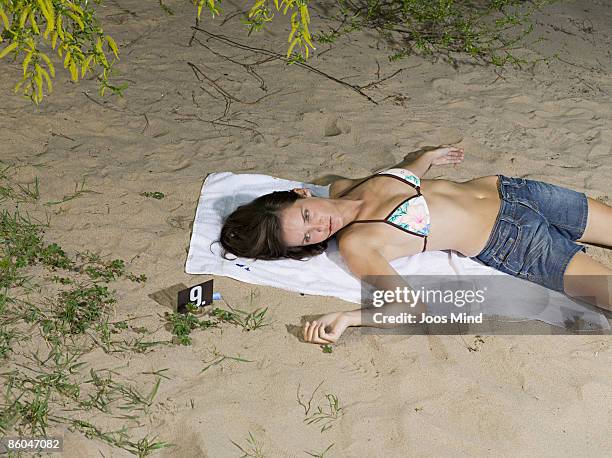 woman lying on beach, murdered - 死体 女性一人 ストックフォトと画像