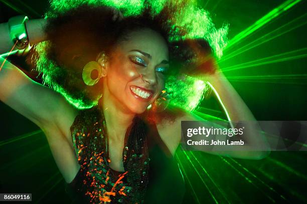 woman dancing in front of green laser - discoteca - fotografias e filmes do acervo