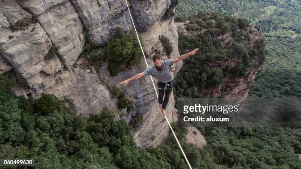 highlinen in den bergen von tavertet katalonien - drahtseilakt stock-fotos und bilder