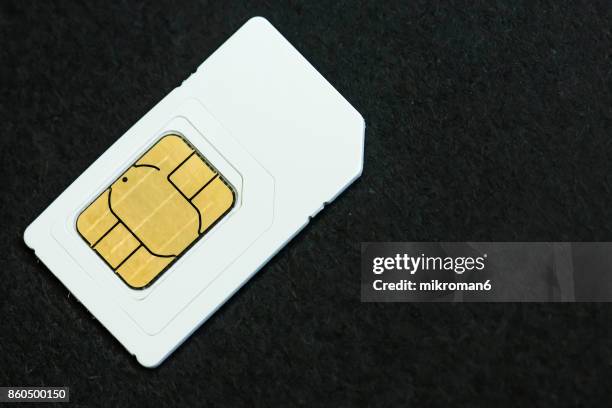 close-up of sim card on black background - bezig met verbinden stockfoto's en -beelden