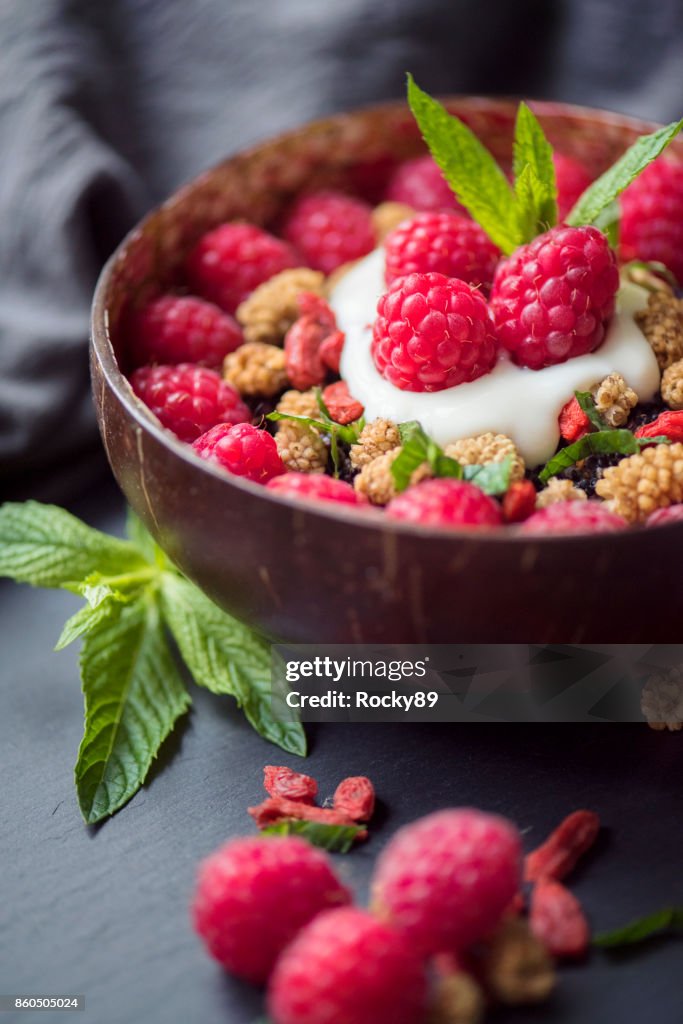 Bio-Porridge mit Beeren