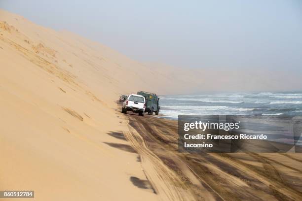 namib desert, sandwich harbour bay sand dunes, namibia, africa - dead vlei stockfoto's en -beelden