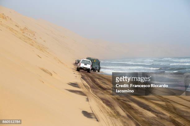 namib desert, sandwich harbour bay sand dunes, namibia, africa - dead vlei namibia stock pictures, royalty-free photos & images