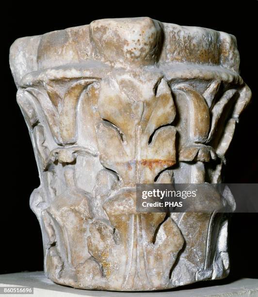 Capital, Corinthian style. Roman-bizantine scupture. White marble. Constantinople. Second half of the 5th century. In the Iberian peninsula, until...