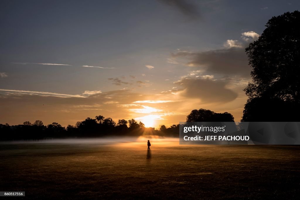 FRANCE-WEATHER-LIFESTYLE-AUTUMN-FEATURE-SUNRIE
