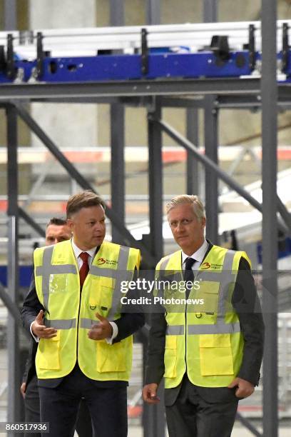 King Philippe pictured with Arnaud Feist visiting the new baggage handling system developped by Deloitte Company.