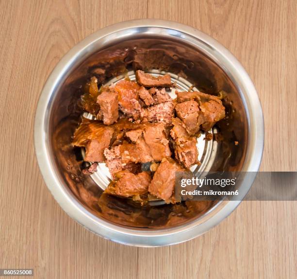 bowl with dog food - tin can fotografías e imágenes de stock