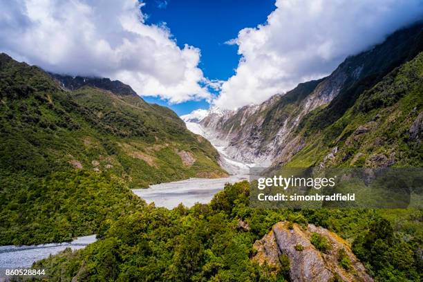 franz-josef-gletscher auf neuseelands südinsel - temperierter regenwald stock-fotos und bilder