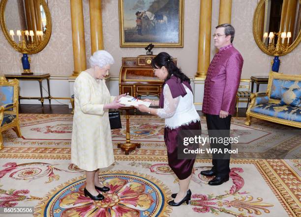queen elizabeth visit cambodia