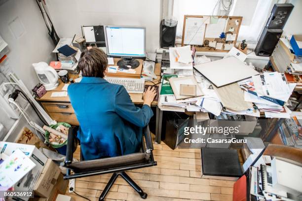 hoge hoekmening van kantoor werknemer werkt op computer - office desk stockfoto's en -beelden