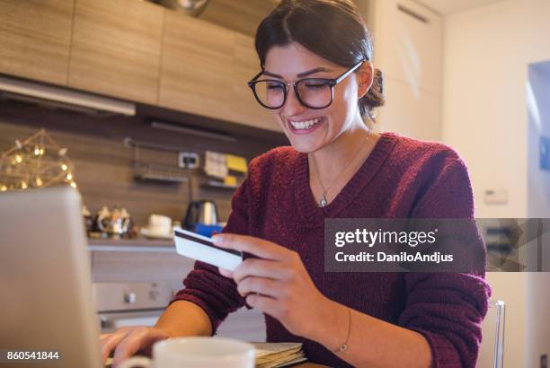 hermosa joven de compras online desde casa - tarjeta regalo fotografías e imágenes de stock