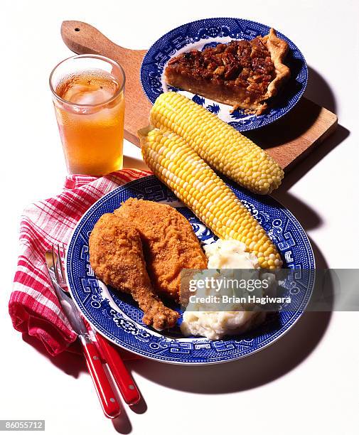 fried chicken with mashed potatoes , corn , and pecan pie - südstaatengericht stock-fotos und bilder