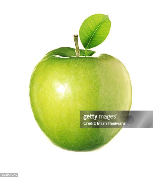 granny smith apple - apfel freisteller stock-fotos und bilder