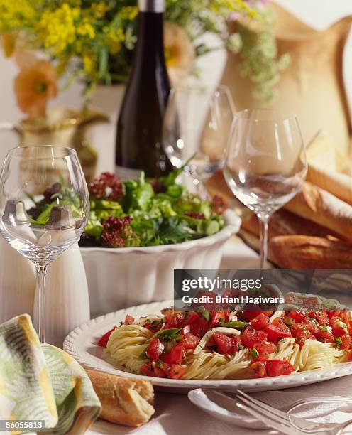 spaghetti with tomato and chicken - linguine ストックフォトと画像