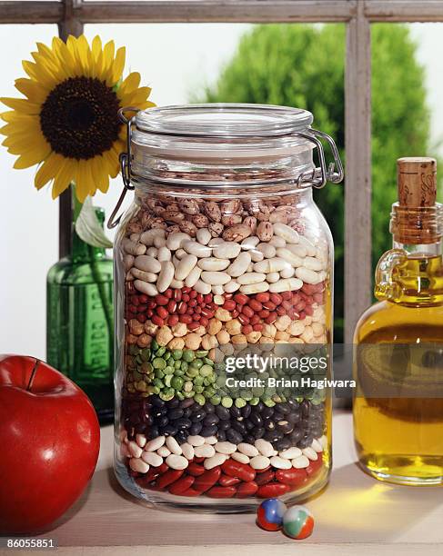 assorted beans in jar - peulvruchtenfamilie stockfoto's en -beelden