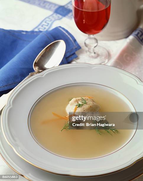 matzo ball soup with red wine - caldo de carne imagens e fotografias de stock