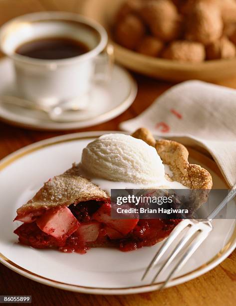 apple and blackberry pie - apple pie a la mode stock pictures, royalty-free photos & images