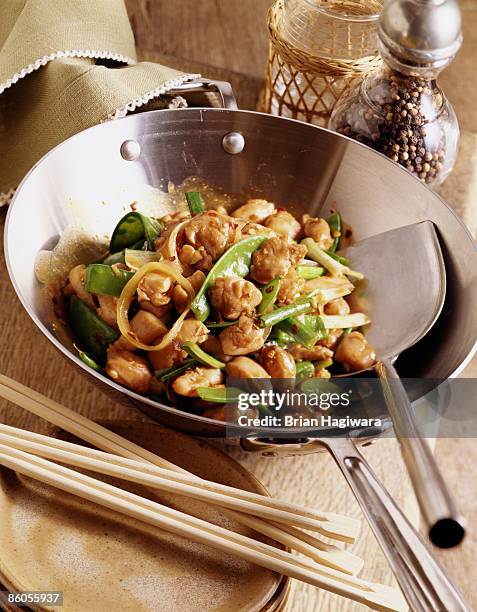 chicken and snow pea stir fry - roerbakken stockfoto's en -beelden