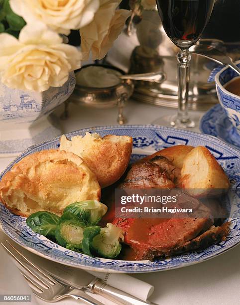 prime rib with brussels sprouts and yorkshire pudding - rosbif photos et images de collection