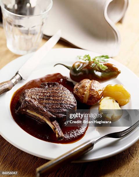 grilled venison chop in currant sauce - duitse gerechten stockfoto's en -beelden