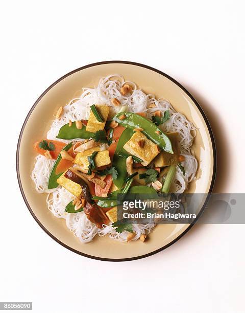 noodles with tofu and vegetables - tofu stock pictures, royalty-free photos & images