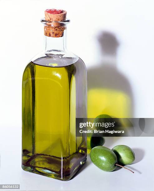 bottle of olive oil with olives - olive oil 個照片及圖片檔